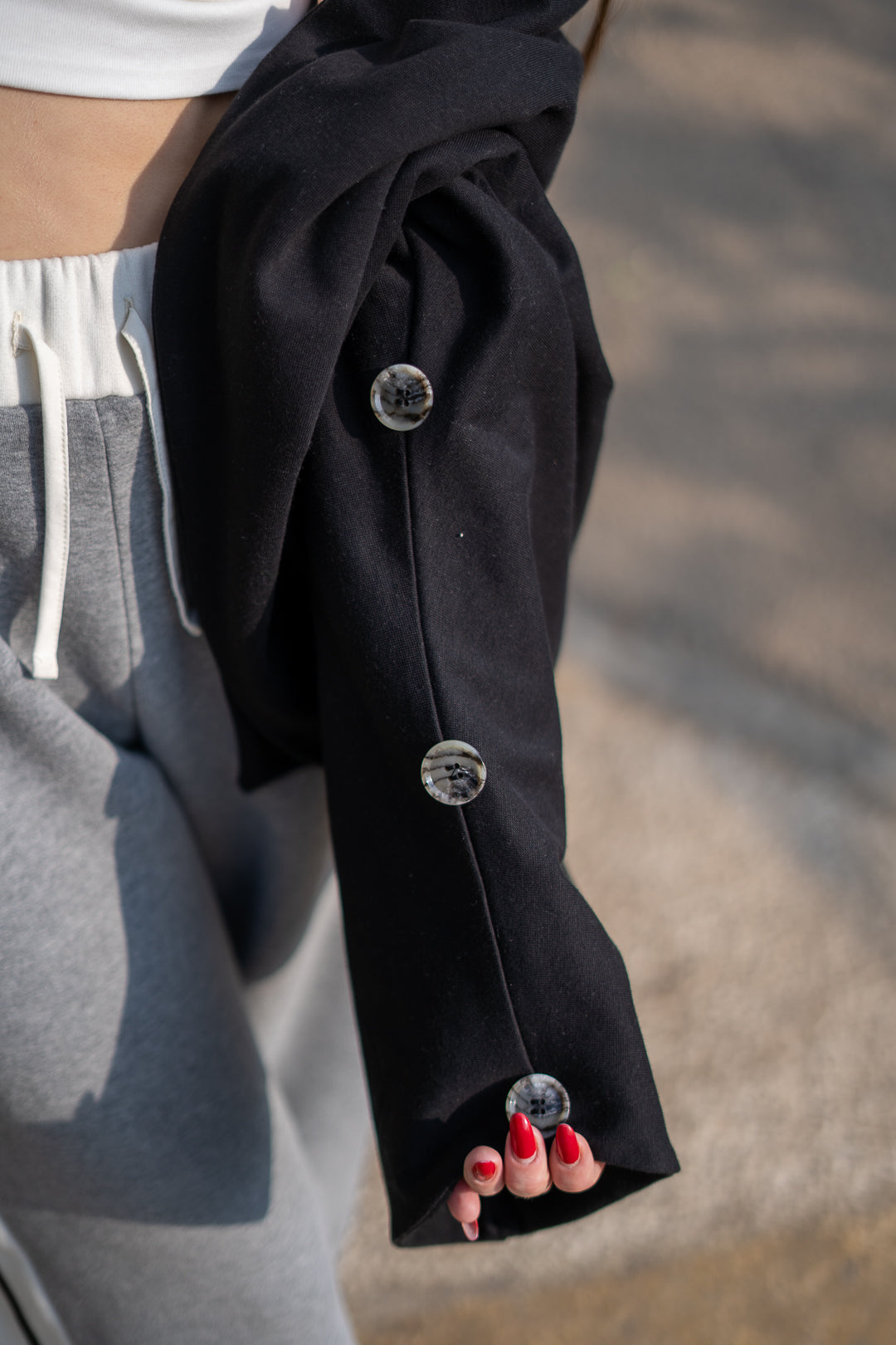 Free-size jacket with buttons on sleeves