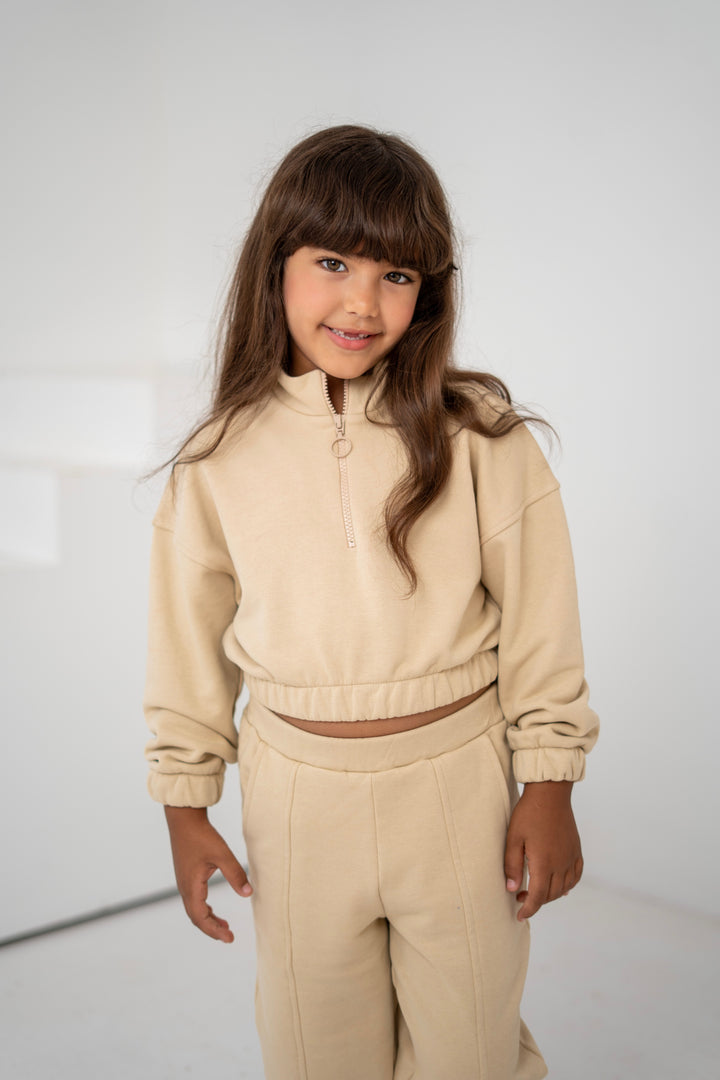 Cropped beige sweatshirt